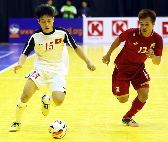 Tuyen Viet Nam danh bai Thai Lan trong tran dau co 4 the do hinh anh