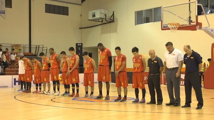 Các tuyển thủ Saigon Heat dành 1 phút mặc niệm tưởng nhớ đến HLV Jason Rabedeaux vừa qua đời cách đây ít ngày.