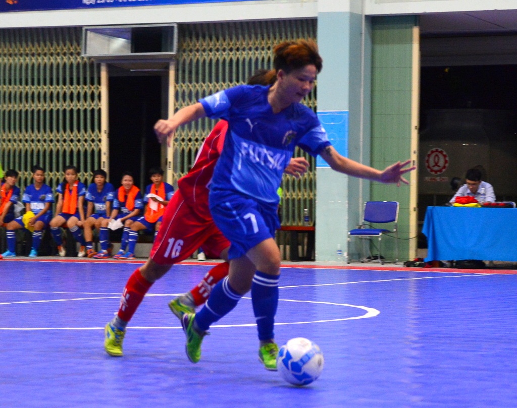 Đội futsal Quận 8 (áo xanh) chứng tỏ sức mạnh bằng chiến thắng 5-1 trước Hà Nội.