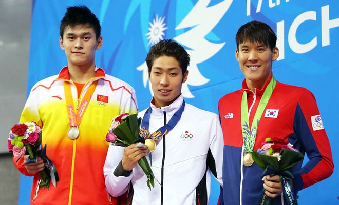 Hagino Kosuke (giữa) giành HCV 200 m tự do, đánh bại 2 vận động viên xuất sắc là Sun Yang (Trung Quốc) và Park Tae-hee (Hàn Quốc).