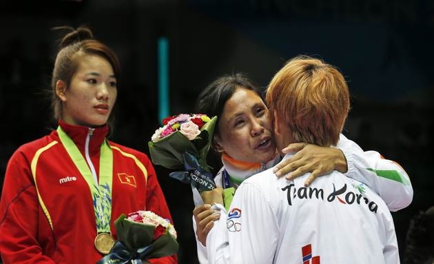 Sau đó cô đến trao lại cho Park Jina trong ánh mắt kinh ngạc của Lừu Thị Duyên (Việt Nam).