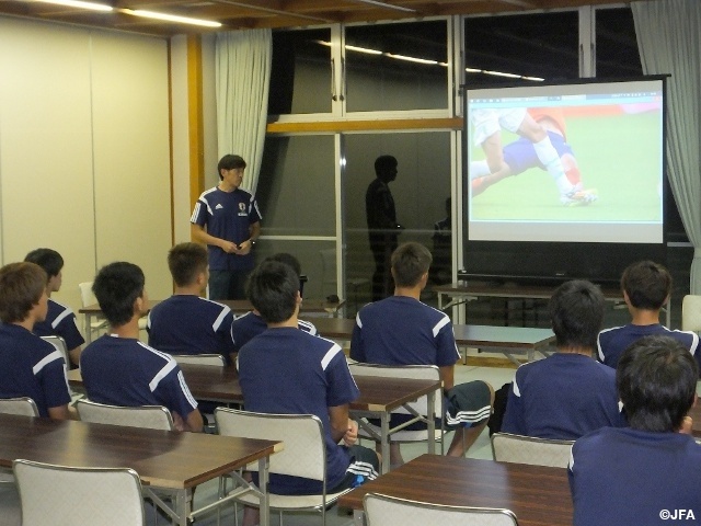 Trọng tài Yuichi Nishimura là người đã vinh dự bắt trận khai mạc World Cup 2014 giữa Brazil- Croatia. Trong buổi nói chuyện với U19 Nhật Bản ông dùng những tư liệu tại World Cup để giảng giải co các cầu thủ.