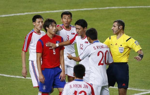 Các cầu thủ Triều Tiên (áo trắng) dù trải qua 120 phút ở trận bán kết nhưng vẫn thi đấu rất kiên cường, gây vô số khó khăn cho Hàn Quốc.