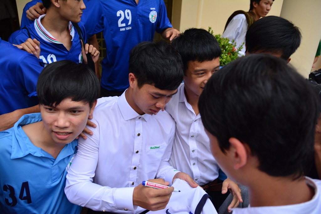 Fan chen lan xin chu ky Cong Phuong trong ngay nhap hoc hinh anh