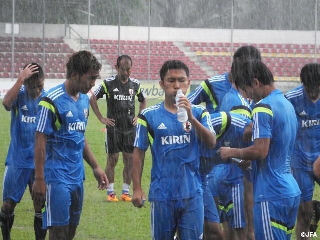 U19 Nhat Ban lao vao tap luyen ngay khi den Myanmar hinh anh