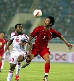 Ismail Mata từng được xem là 1 số 10 đầy hứa hẹn của bóng đá thế giới nhưng rốt cuộc không thể giúp ĐT UAE bay cao. Trong trận đấu với ĐTVN năm 2007, Mata bị Như Thành và Huy Hoàng khóa chặt.