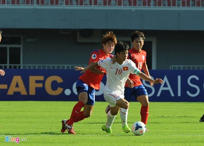 Hàng công của U19 Việt Nam chơi rất bế tắc trong khi hàng phòng ngự chơi không an toàn, sụp đổ trước sức ép quá tốt của U19 Hàn Quốc.