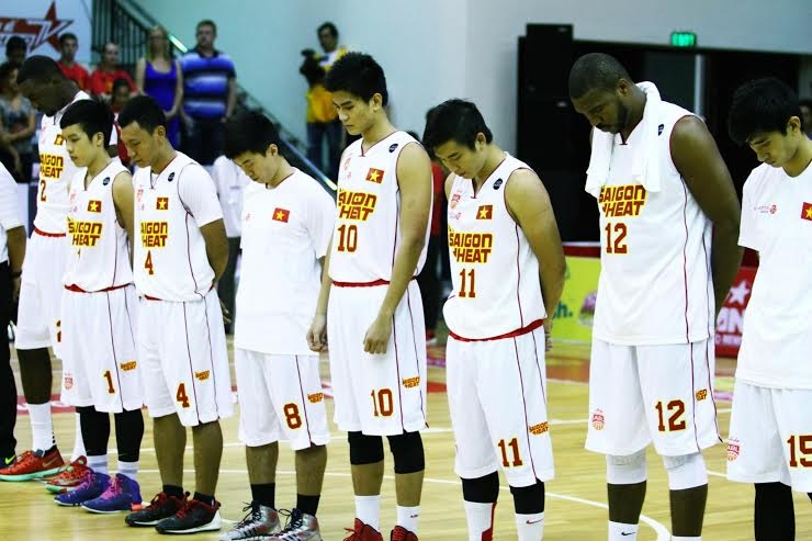 Trước khi trận đấu diễn ra, Saigon Heat và Hitech Bangkok City đã dành 1 phút tưởng niệm cố HLV Jason Rabedeaux, người vừa mất vì tai nạn cách đây không lâu.