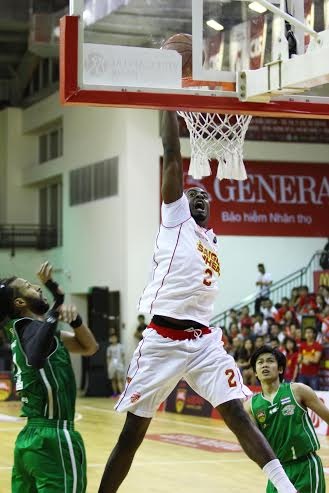 Justin Williams ghi 18 điểm, có 17 pha bắt bóng bật bảng nhưng không thể giúp Saigon Heat có được chiến thắng đầu tiên trước Hitech Bangkok City trong 3 lần gặp nhau kể từ đầu mùa.