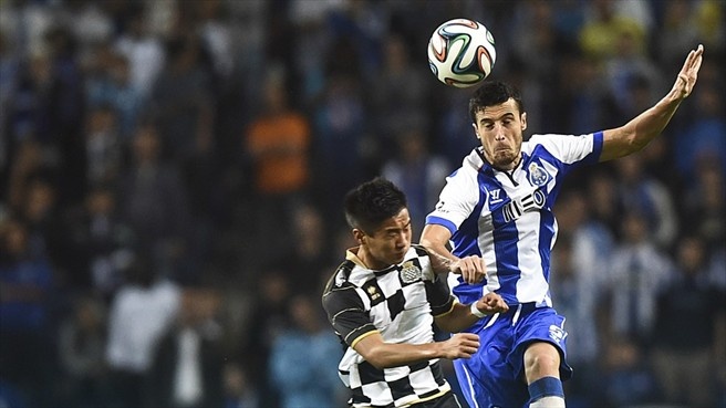 Wei Shihao trong màu áo Boavista thi đấu với FC Porto tại giải VĐQG Bồ Đào Nha mùa 2014- 2015.
