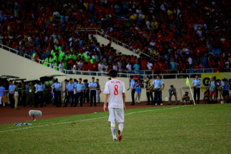 Đôi chân mỏi mệt của các cầu thủ U19 Việt Nam.