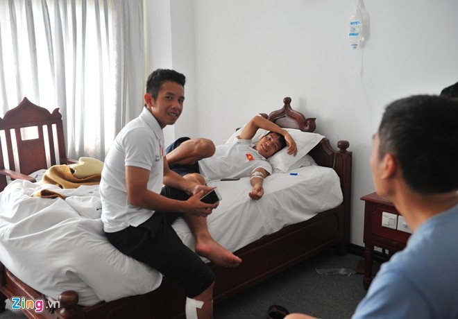 Cầu thủ U19 Việt Nam truyền nước biển trước khi thi đấu với U19 Trung Quốc.