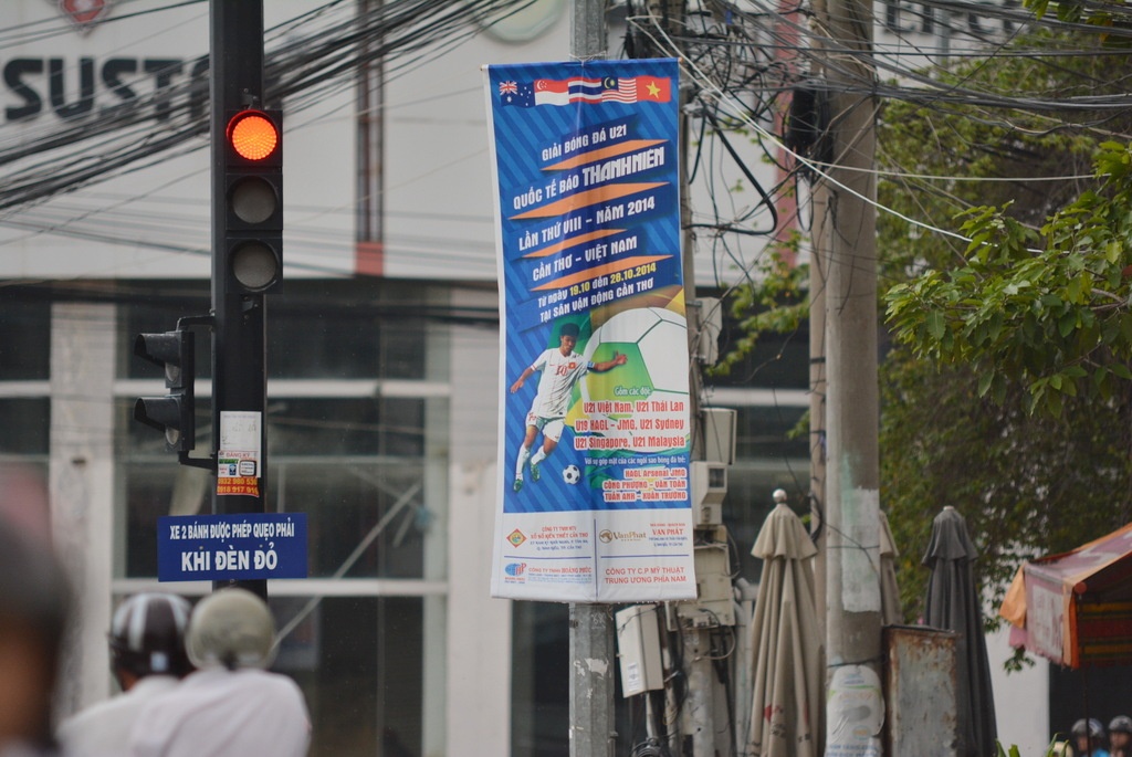 Không chỉ xuất hiện trên những áp phích lớn, hình ảnh của Công Phượng còn có trên những băng rôn nhỏ hơn, đặt ở những vị trí dễ nhìn thấy. Trên hình là 1 