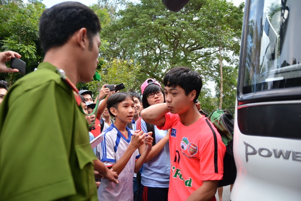 Fan Can Tho dap xe 'san' U19 tu khach san den san tap hinh anh