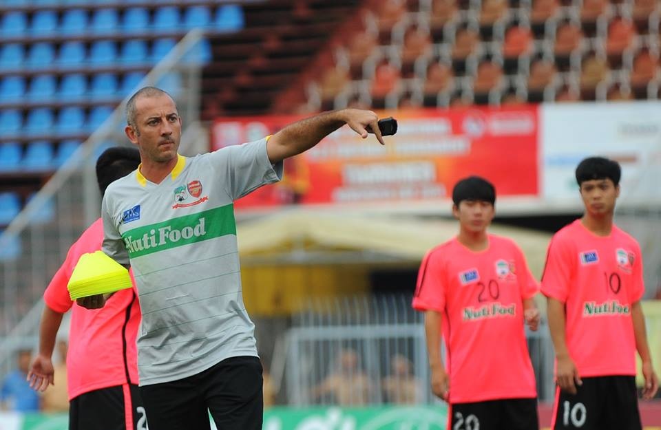 HLV Graechen khong an tam ve hang cong cua U19 HAGL hinh anh