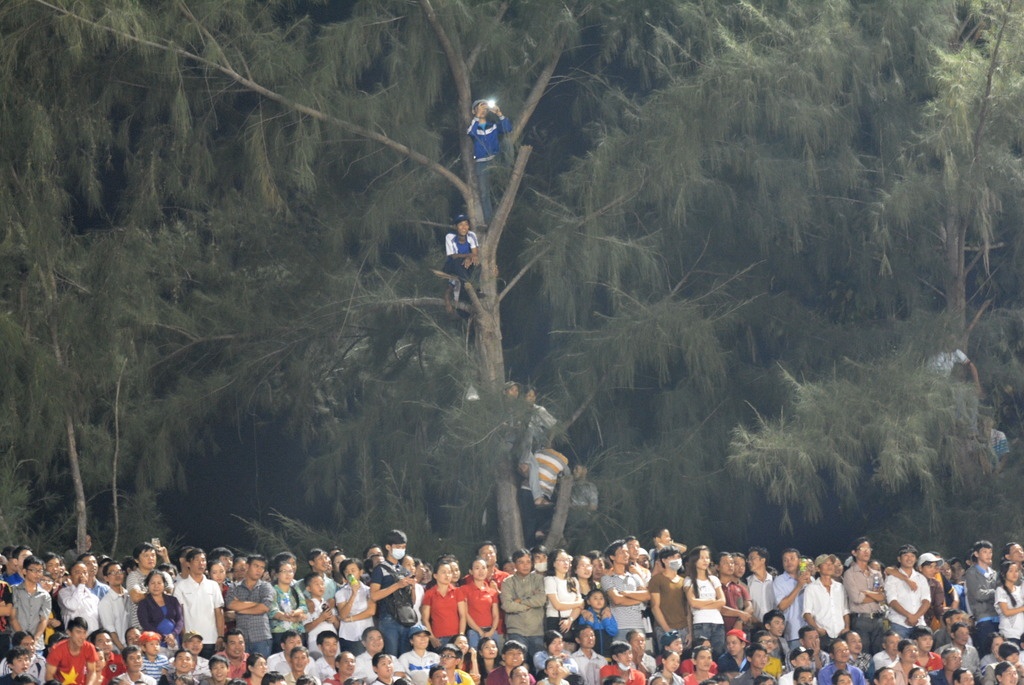 Fan Can Tho leo cay chup anh U19 HAGL thi dau hinh anh