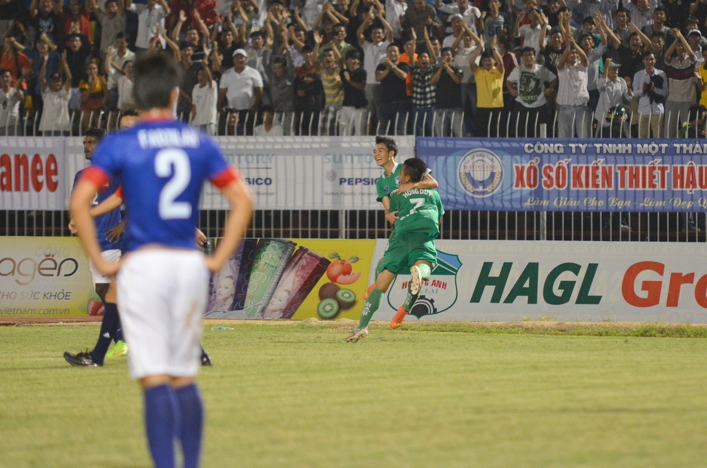 Đá ở vị trí tiền vệ cánh trái, Hồng Duy chẳng khác nào cá gặp nước, ghi ngay 2 bàn thắng giúp đội nhà chiến thắng.