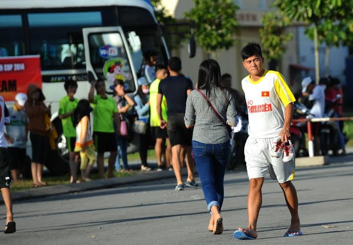 Các cầu thủ U21 Việt Nam lặng lẽ thi đấu tập luyện, khắc hẳn sự hào nhoáng đang bủa vây các cầu thủ U19 HAGL.