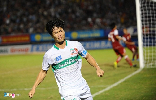 Ở trận gặp U21 Việt Nam ở bán kết, Công Phượng đã có 1 cơ hội nhưng không thể ghi bàn. Sau tình huống dứt điểm bất thành, anh đã trút giận vào tấm biển quảng cáo ngoài đường piste. Nó cho thấy, Công Phượng đã rất khát khao có được bàn thắng. Ảnh: Tùng Lê.