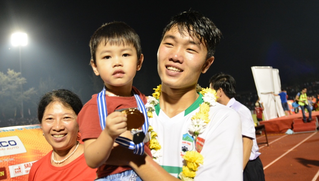 Cau thu U19 an mung chuc vo dich cung gia dinh hinh anh