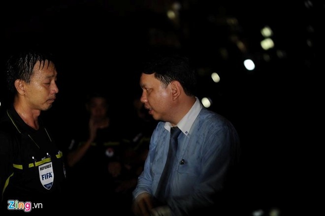 Trọng tài Võ Minh Trí bàn phương án giải quyết với ban tổ chức sân. Ảnh: Tùng Lê.