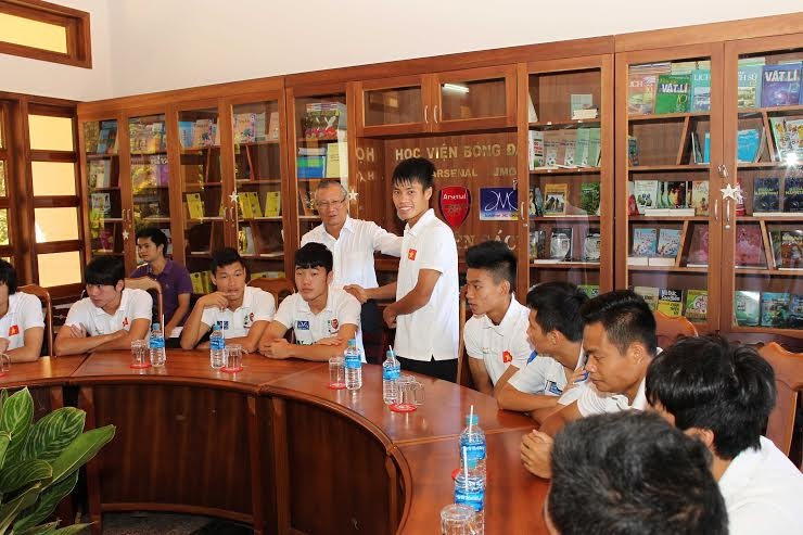 Ông Phạm Thế Dũng, chủ tịch UBND tỉnh Gia Lai ân cần bắt tay, thăm hỏi từng cầu thủ.