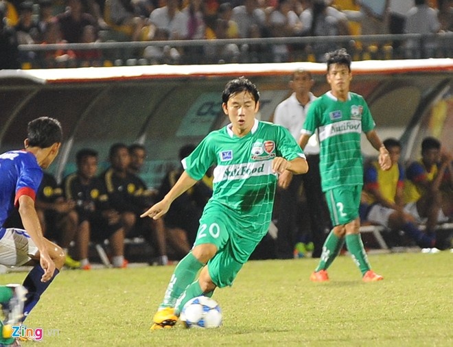 Tiền vệ Minh Vương, cầu thủ của U19 HAGL thậm chí còn ghi được 2 bàn ở mùa đầu tiên được tại V.League.