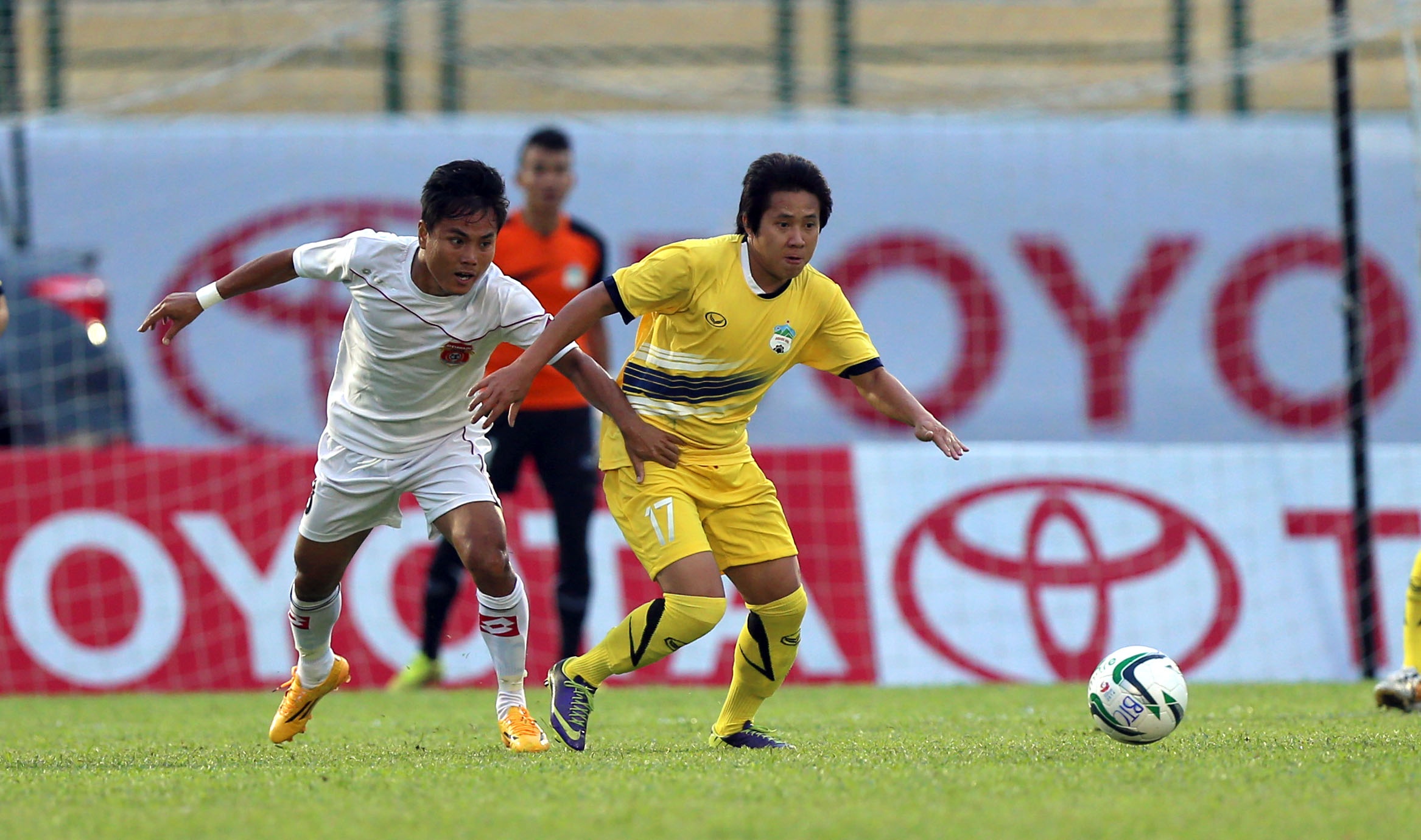 Doi bong cua bau Duc dung buoc o ban ket Mekong Cup hinh anh