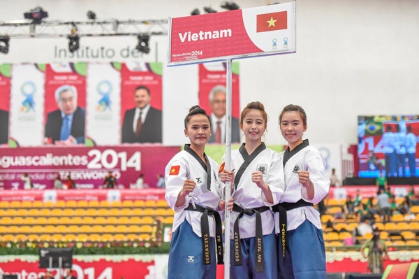 Châu Tuyết Vân cùng 2 người đồng đội thực hiện bài biểu diễn ở lứa tuổi U30. Ảnh: WTF.