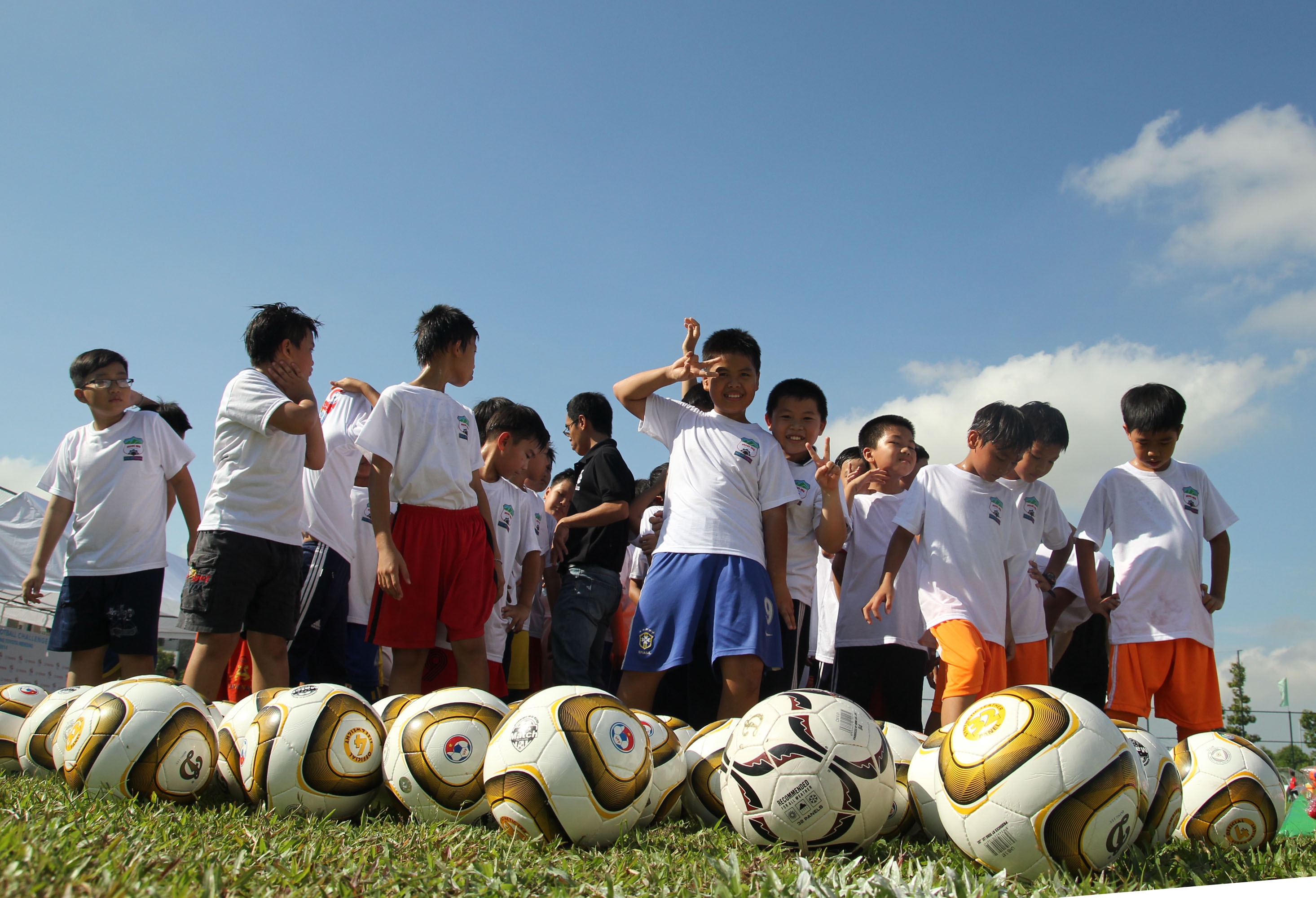 Sao giai Mekong Cup huan luyen bong da cho 200 cau thu nhi hinh anh