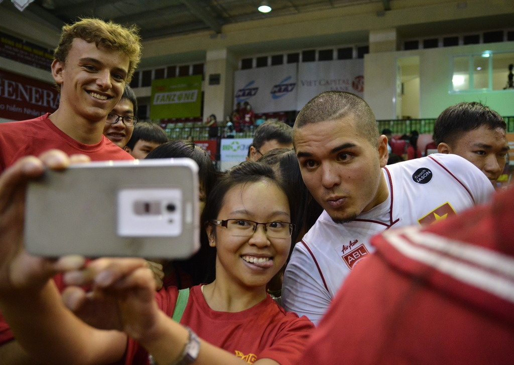 Nguoi ham mo luu luyen chia tay Saigon Heat tren san nha hinh anh