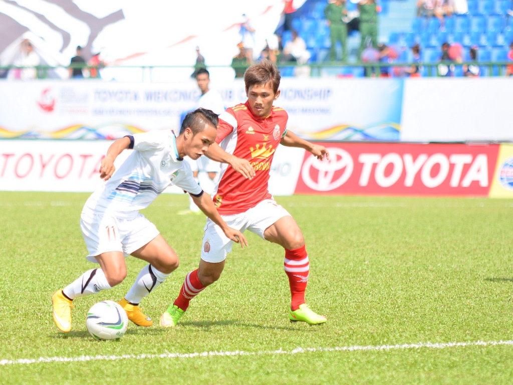 Hoàng Anh Attapeu hiện tại đóng góp nhiều cầu thủ cho đội U23 và tuyển quốc gia Lào nhưng mức lương họ nhận được không quá cao so với mức sống của người dân Lào.