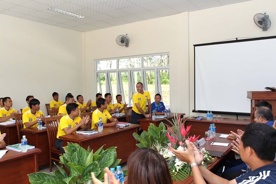 HLV Graechen di hoc de lam 'thay' U19 tai V.League hinh anh