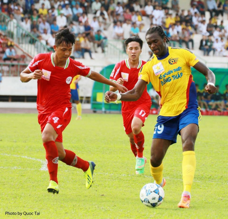 Kim Long (áo đỏ) trong màu áo TP.HCM thi đấu tại mùa giải hạng nhất vừa qua. Ảnh: Quốc Tài.