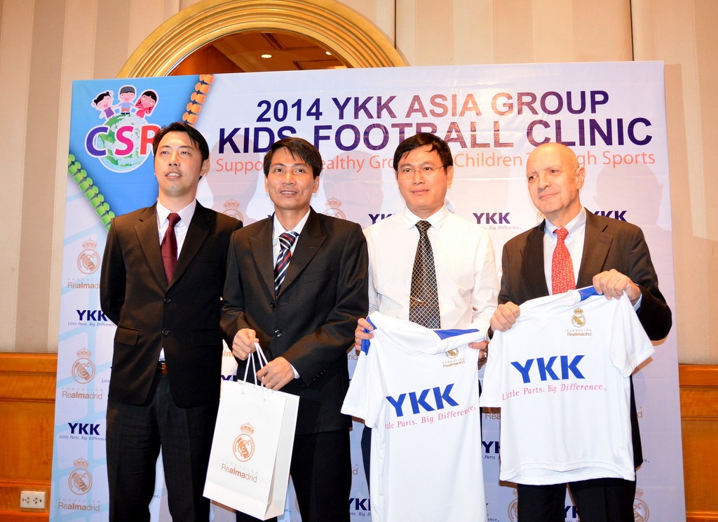 HLV Real Madrid day bong da cho tre em Viet Nam hinh anh