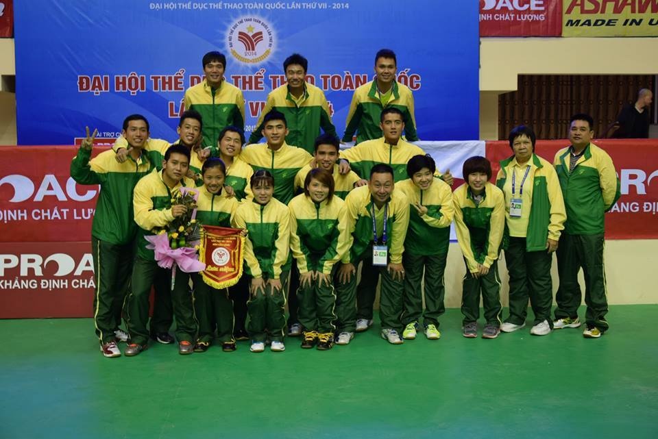 Tiến Minh cùng các đồng đội không mấy khó khăn bảo vệ thành công tấm huy chương vàng nội dung đồng đội nam tại Đại hội TDTT toàn quốc 2014. Ảnh: Nguyễn Tiến Minh Fanclub.