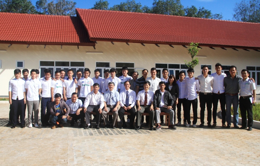 Đại diện của trường ĐH Sư phạm TDTT TP.HCM cùng các cầu thủ HAGL trong buổi khai giảng sáng nay.