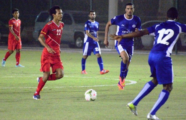 Myanmar (áo đỏ) hiện đang tập huấn tại Qatar.