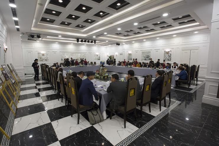 Quang cảnh bữa tối thân mật giữa David Beckham và doanh nhân Hà Nội vào tối qua 10/11.