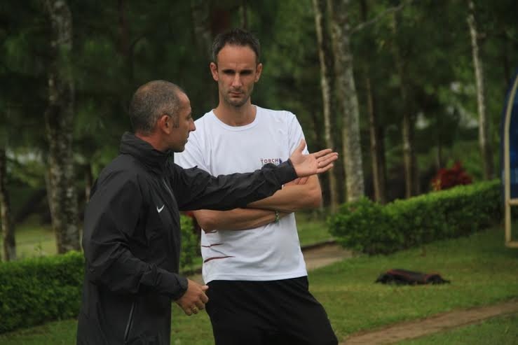 Cong Phuong chuan bi tho giao chuyen gia the luc Phap hinh anh