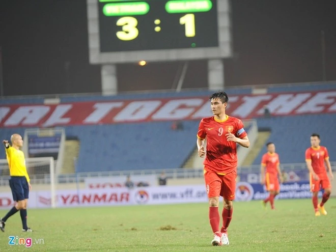 Công Vinh như đang lạc lõng trong đội hình ĐTVN. Anh không ghi được bàn thắng dù có rất nhiều cơ hội ngon ăn.
