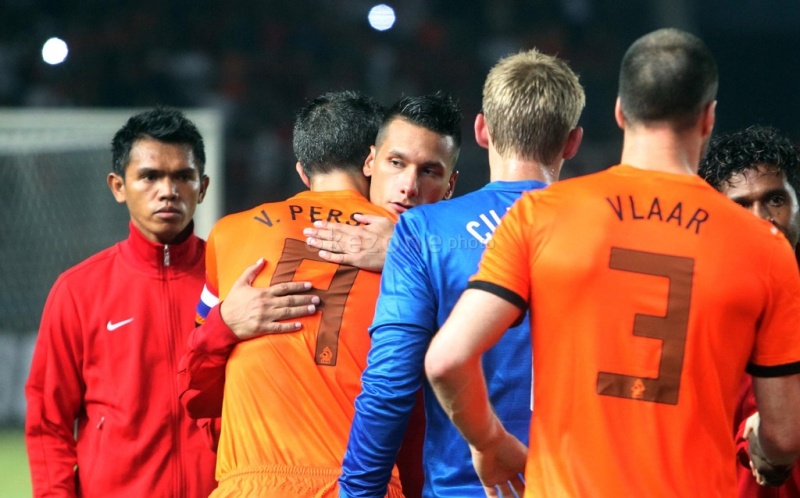 Van Persie ôm chặt người bạn cũ Maitimo khi Hà Lan đá giao hữu với Indonesia vào ngày 7/6/2013.