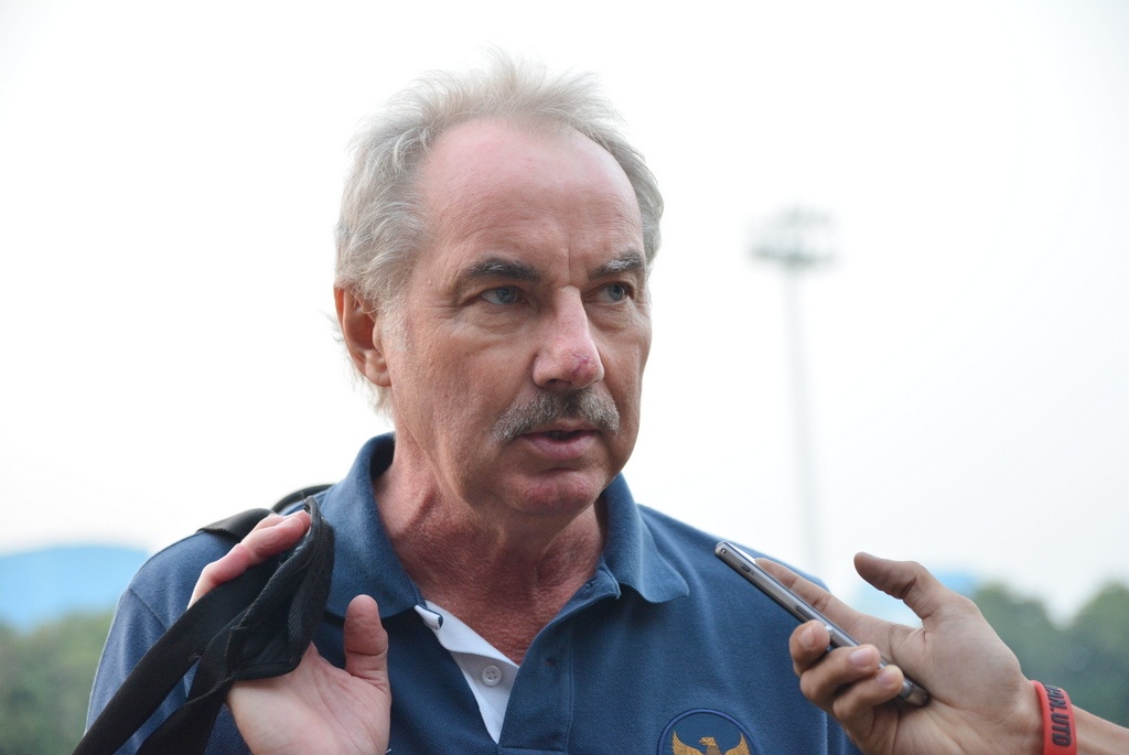 HLV Riedl ngan nhat Cong Vinh hinh anh