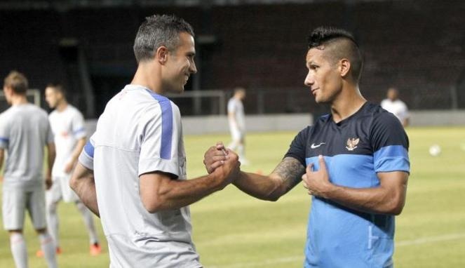 Ban than cua Van Persie cam trich tuyen giua tuyen Indonesia hinh anh