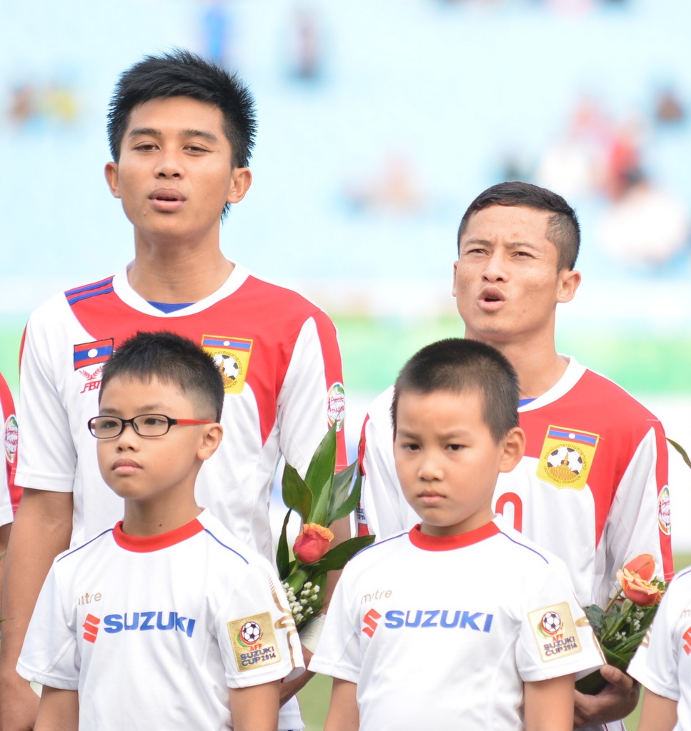 Phoutdavy Phommasane (bên trái) đứng cạnh Souk Aphone Vongchengkham  trong trận đấu gặp Philippines ở lượt trận đầu tiên.