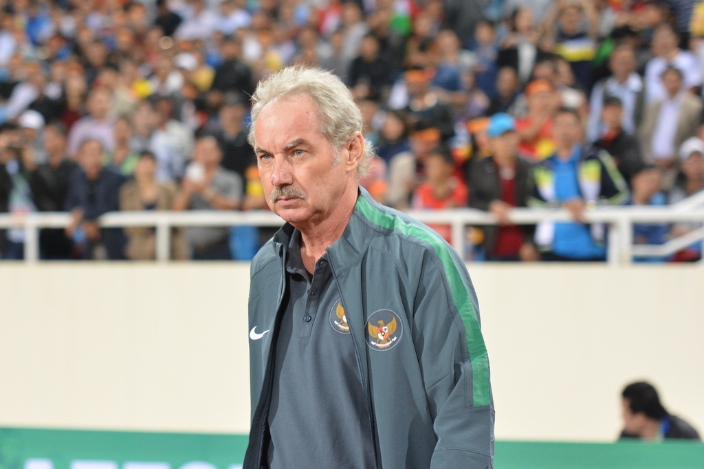 HLV Alfred Riedl se chia tay DT Indonesia hinh anh