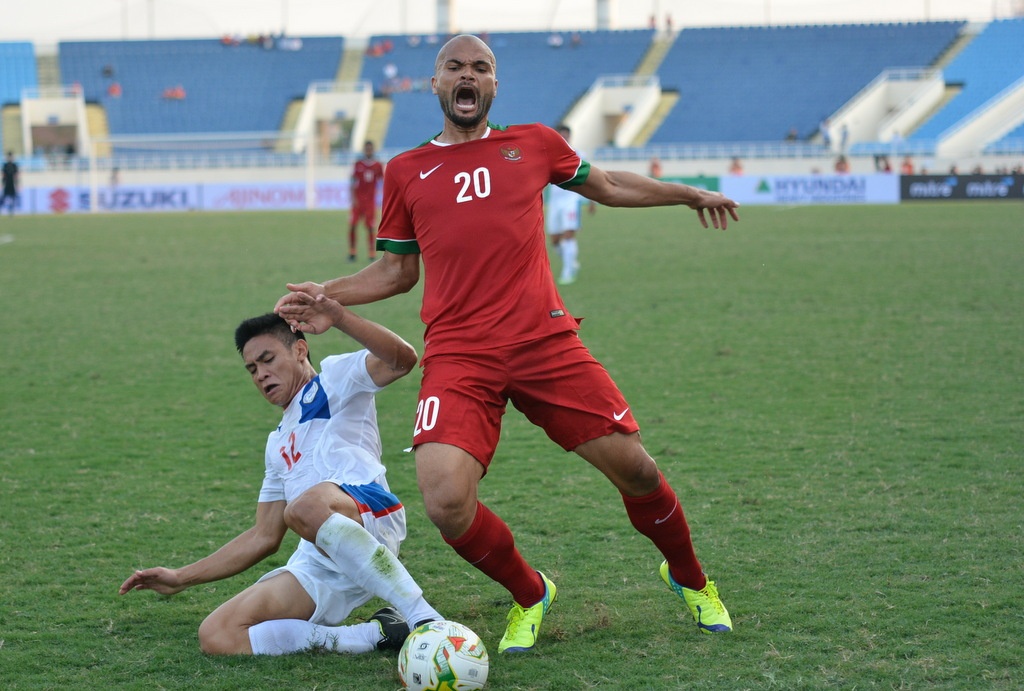 Philippines (áo trắng) hoàn toàn vượt trội về thể lực so với Indonesia.