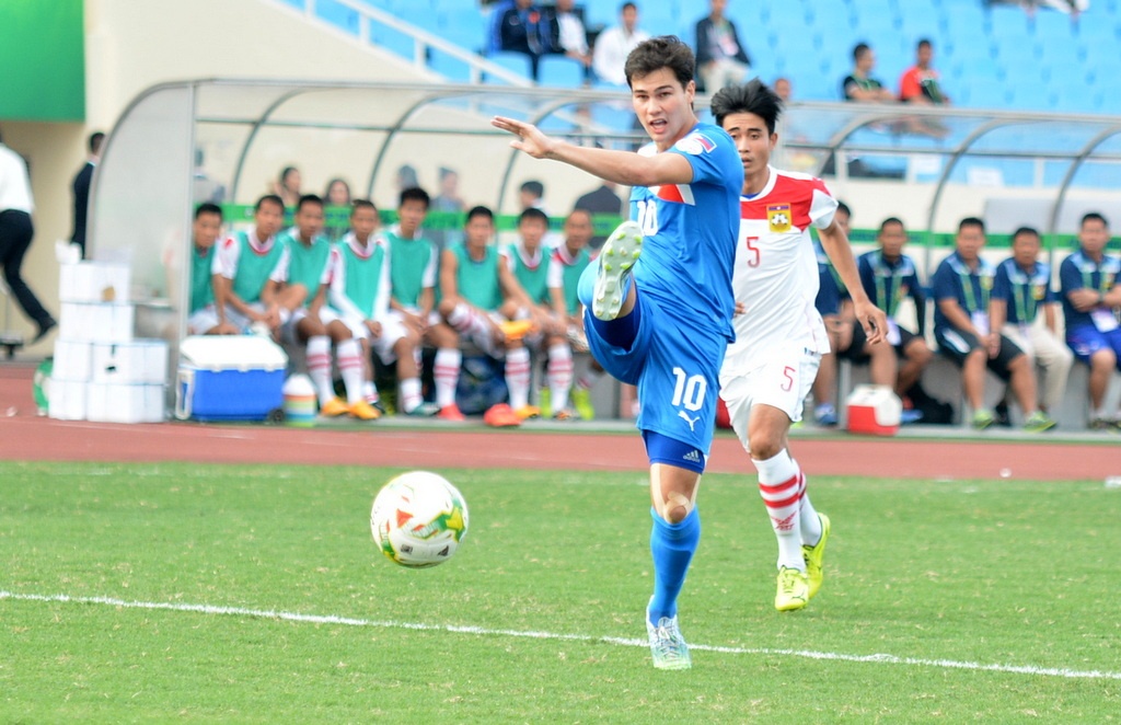 Phil Younghusband có đến 9 cú dứt điểm chỉ sau 2 trận gặp Lào và Indonesia, ghi được 2 bàn thắng. Ảnh: Hoàng Tâm.