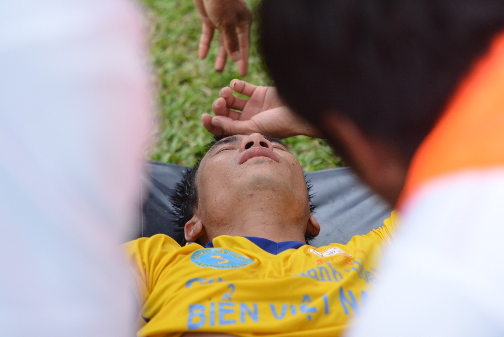 Phan Viết Đàn đau đớn nằm ngoài sân cỏ.