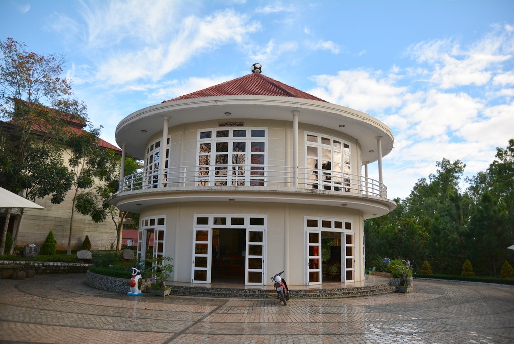 Căng tin, nơi bán đồ lưu niệm của đội bóng.